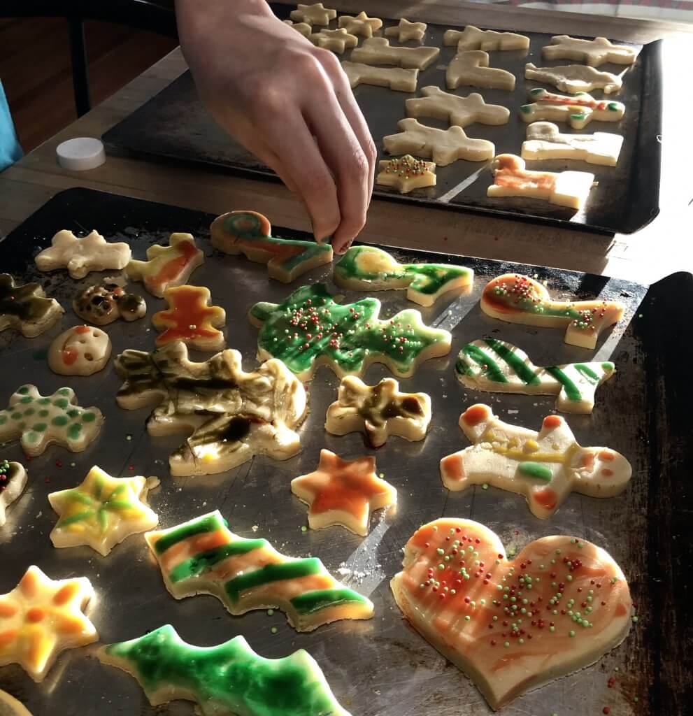 hand decorating cookies