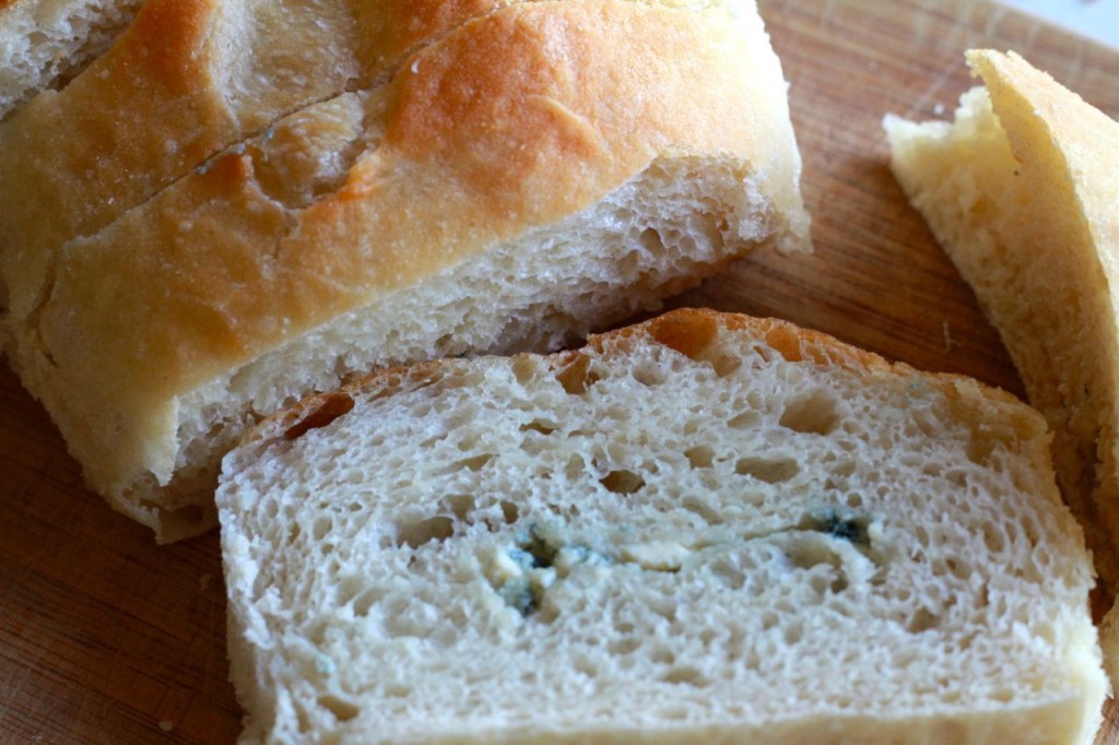 Since it is a new recipe, I have to slice open one of the loaves and try it: oh gosh, I love it. 